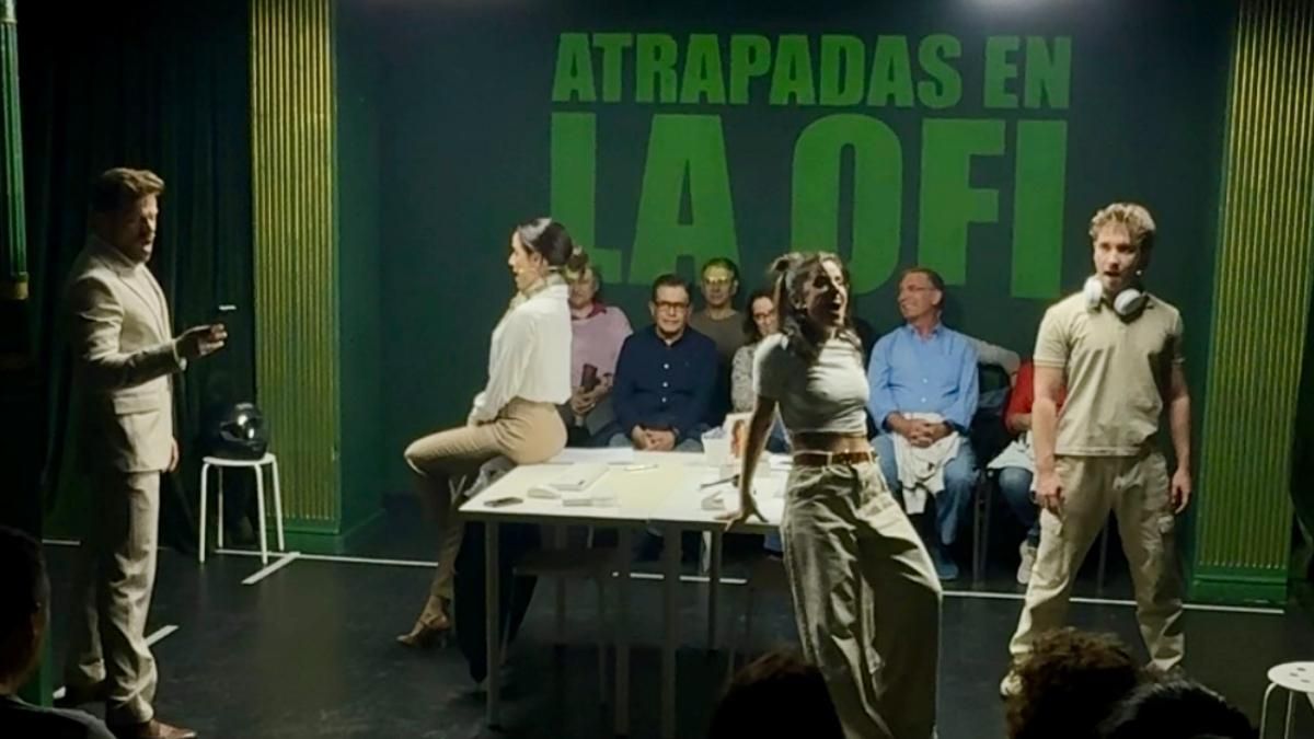 'Atrapadas en la ofi' continúa su éxito en el Teatro Lara y de gira por la Comunidad de Madrid.