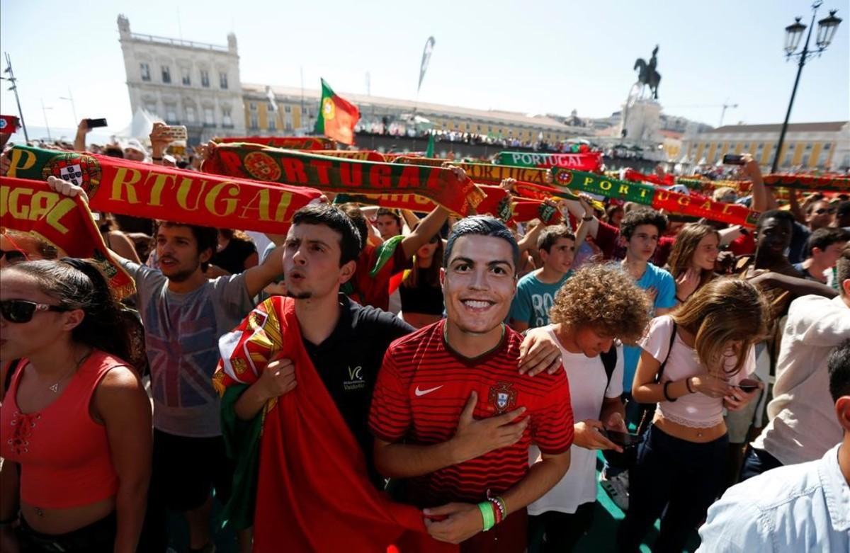 Aficionados portuguesesl cantan el himno portugués antes de ver el partido de la Eurocopa 2016 entre Portugal y Hungría en el centro de Lisboa.