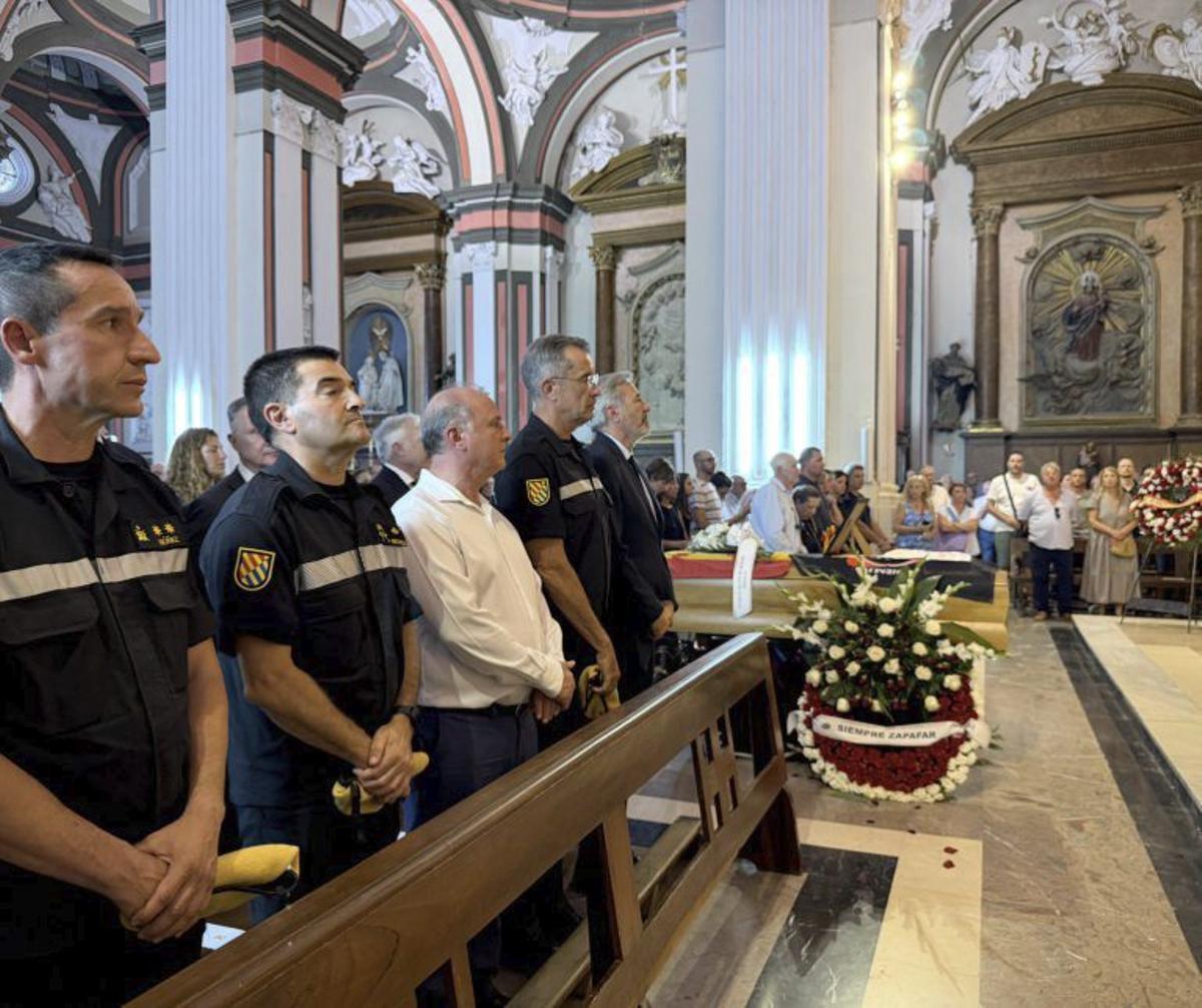 Funeral con familiares, compañeros y autoridades.