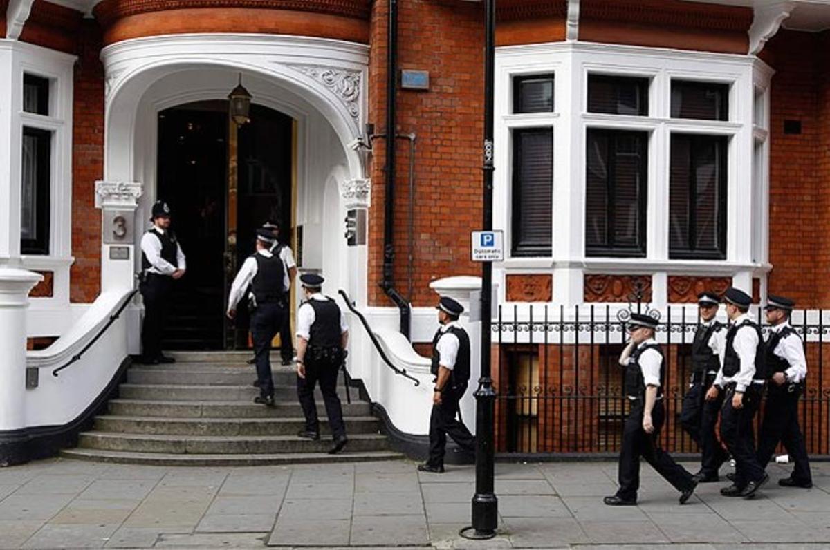 Agents de la policia anglesa a l’arribar a l’ambaixada de l’Equador on va demanar asil polític el fundador de Wikileaks, Julian Assange.