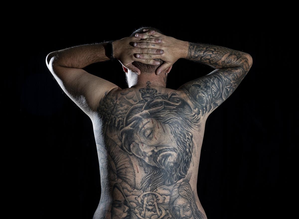 Un costalero de Alicante con un tatuaje que le ocupa toda la espalda.