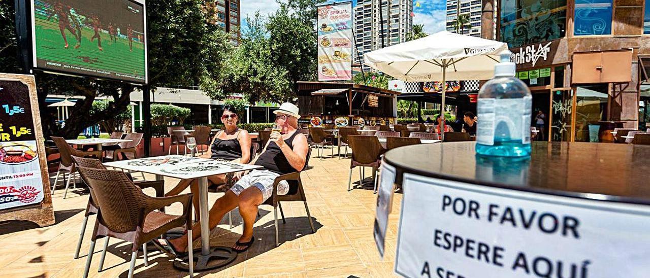 Una pareja sentada, ayer, en uno de los bares de la zona inglesa de Benidorm.