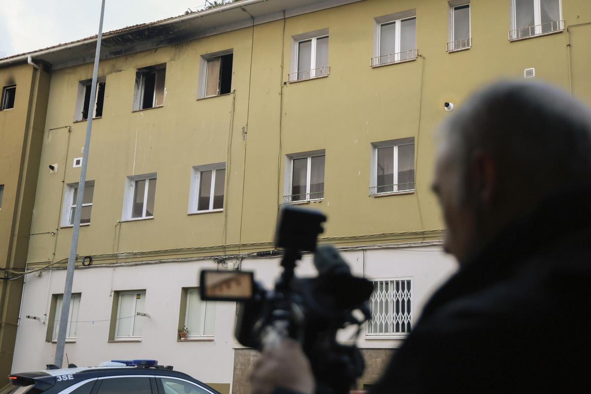 El fuego ha calcinado por completo una habitación, aunque, en general, toda la vivienda ha resultada dañada por el humo