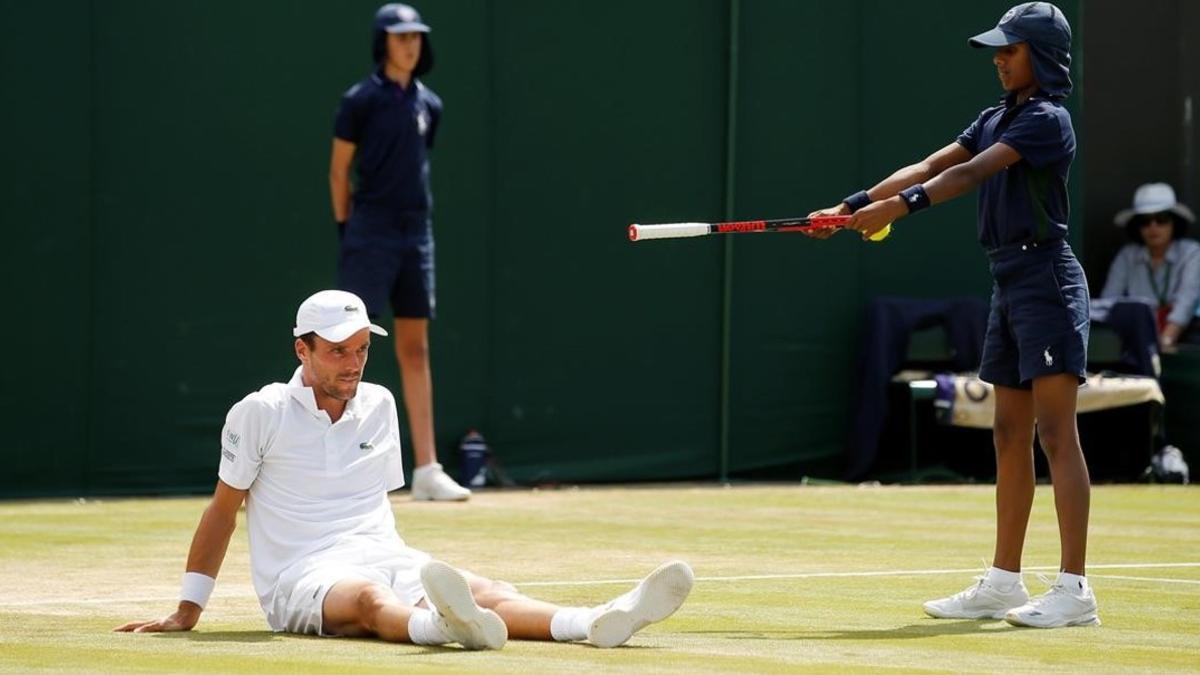 Roberto Bautista, en el suelo, en su partido ante Nishikori.