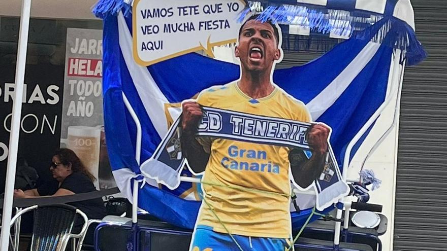 Cartón de un aficionado del Tenerife con la frase de Viera, en la previa del Tenerife-Girona.