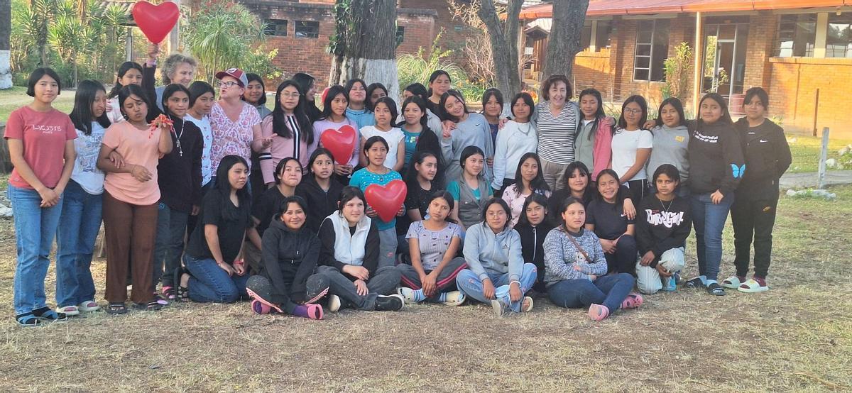 Chicas guatemaltecas con voluntarias langreanas