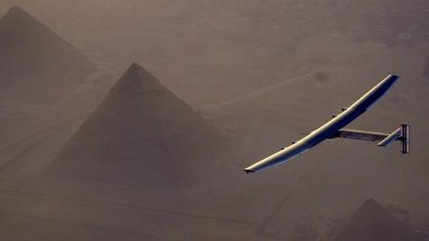 El Solar Impulse II, sobrevolant les piràmides d&#039;Egipte.