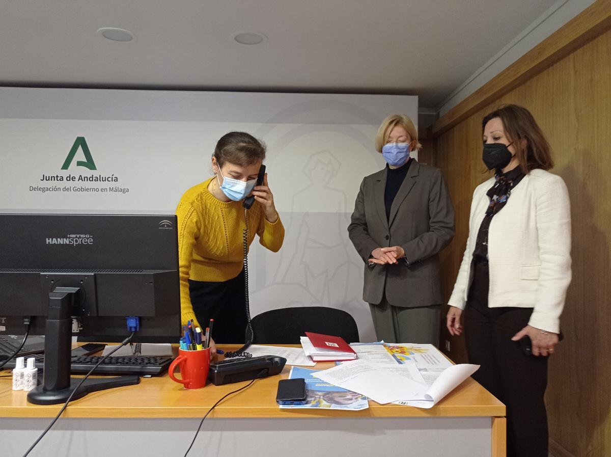 Voluntarios de la asociación Maydan atienden a los refugiados de Ucrania por vía telefónica.