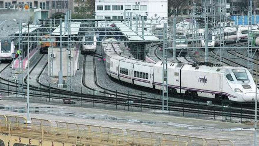 El tren Alvia que parte a primera hora de la tarde con origen Madrid, ayer, saliendo de Guixar.  // J. de Arcos