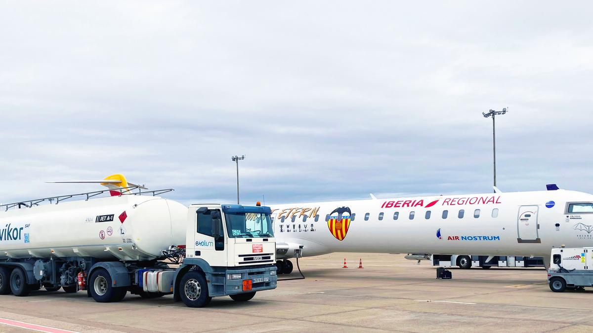 Arxiu - Repostatge de carburant d’un avió d’Air Nostrum