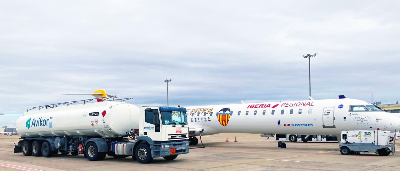 Arxiu - Repostatge de carburant d’un avió d’Air Nostrum