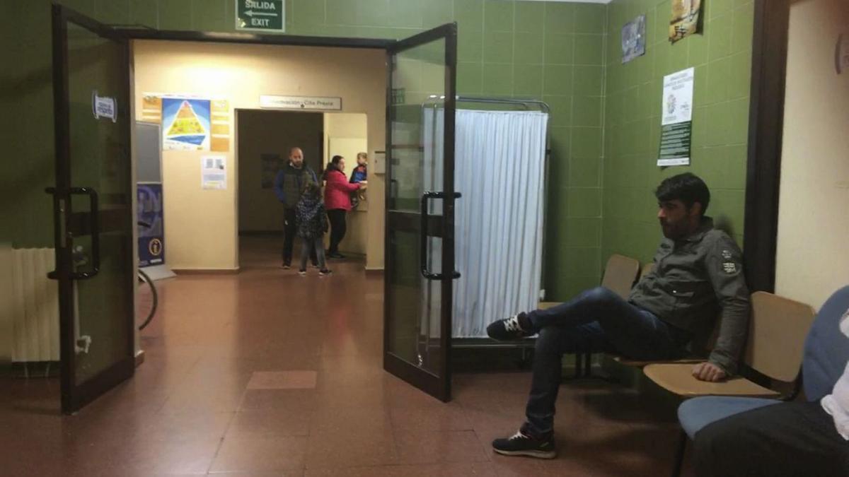 Sala de espera de urgencias del Benavente sur. Al fondo, una familia con dos niños en el hall. | J. A. G.