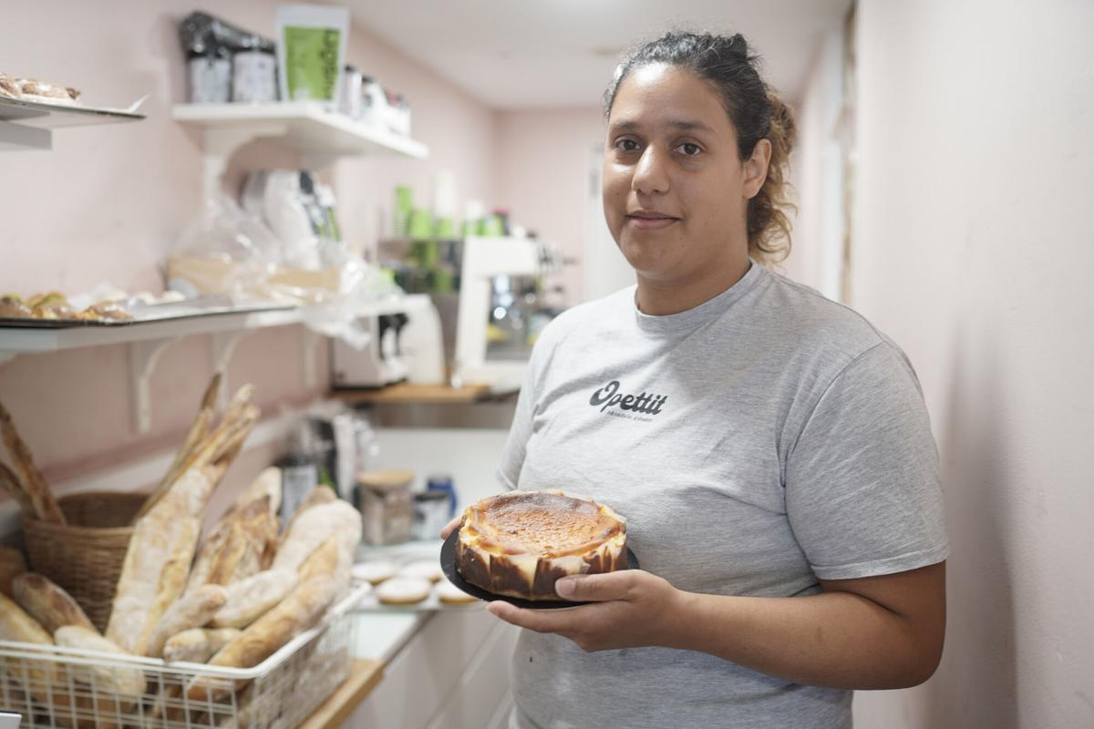 PASTELERIA O PETTIT ANDAMIO EN LA PUERTA
