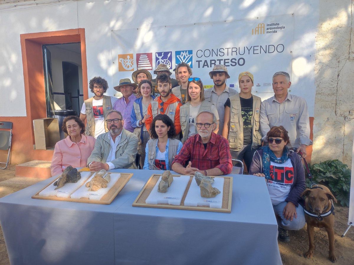 Investigadores del yacimiento arqueológico de El Turuñuelo.