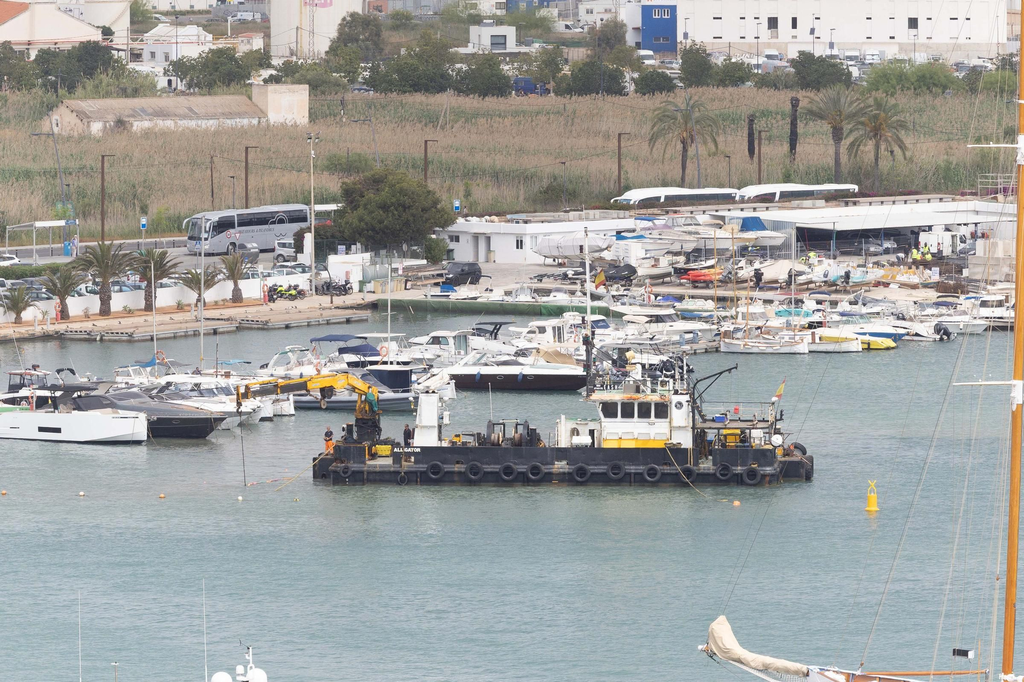 Preocupación por unos trabajos de dragado en pleno puerto de Ibiza