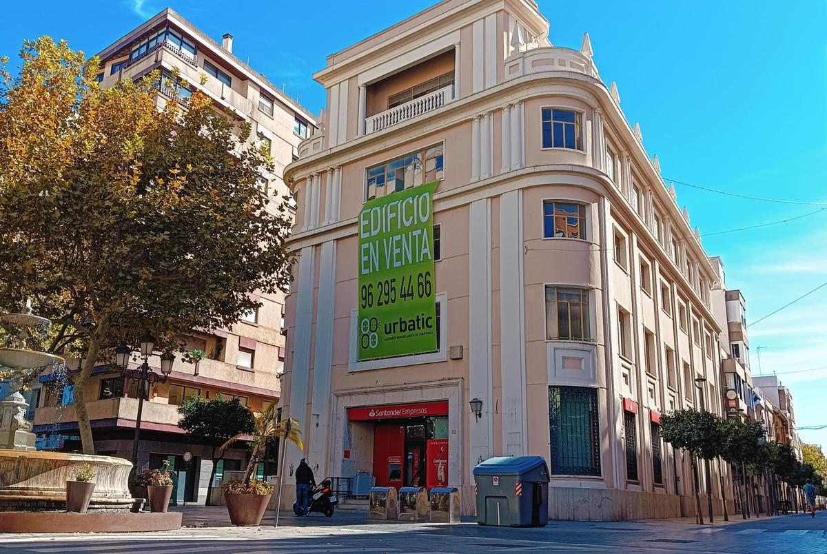 Edificio Banesto, en el paseo de les Germanies, recientemente puesto en venta.