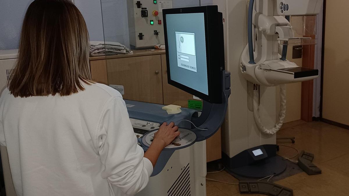 Una técnica manejando el mamógrafo en el Departamento de Salud Xàtiva-Ontinyent.