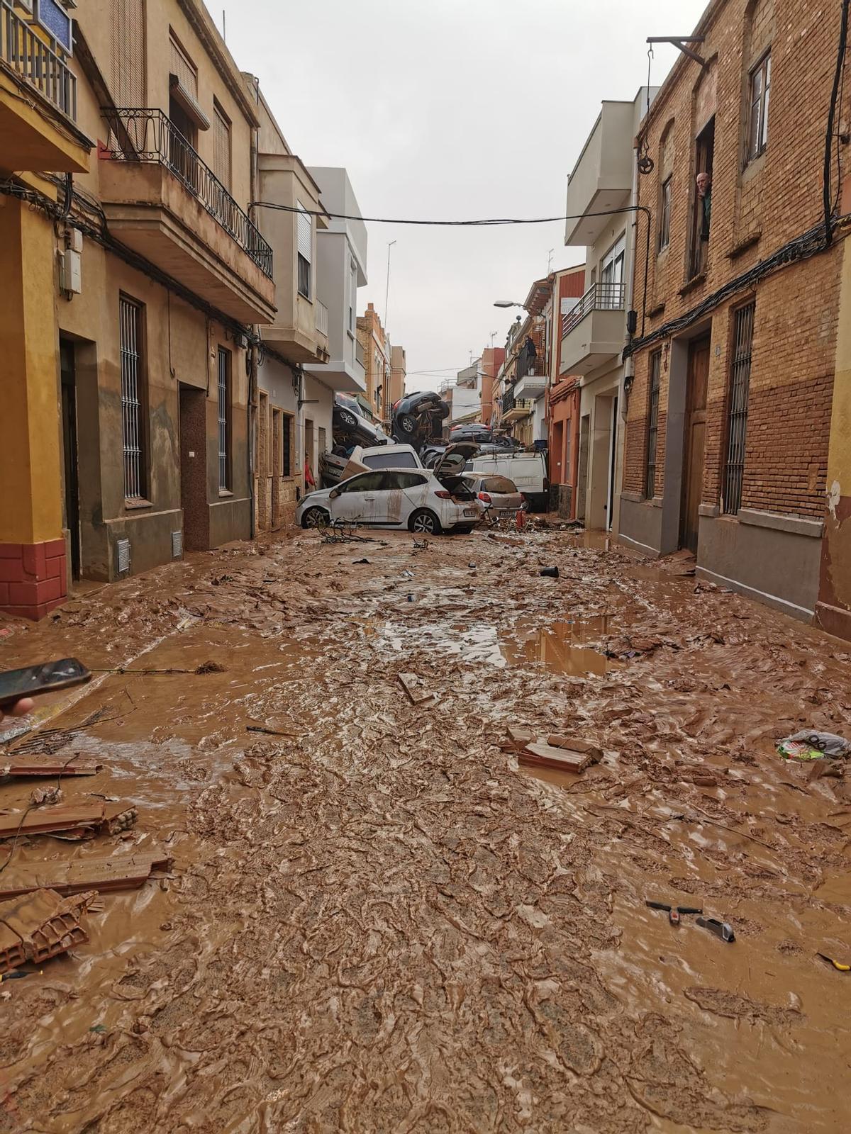 Una de las calles de Paiporta, anegada de barro