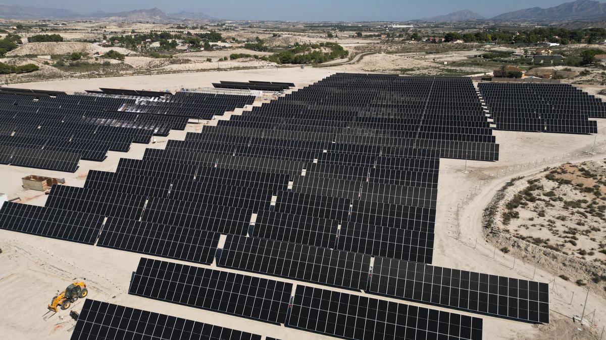 Planta fotovoltaica de Soltec instalada sobre un terreno árido.