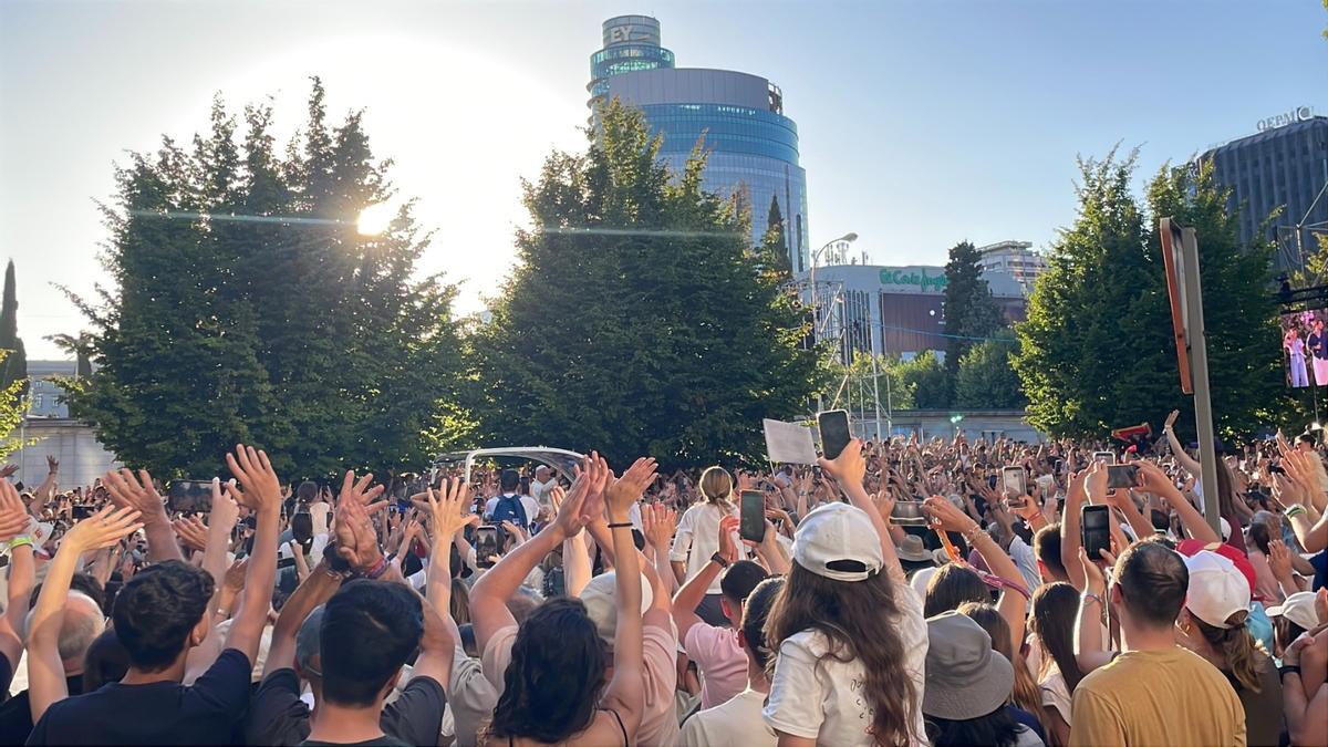Miles de jóvenes eufóricos ante la llegada de el Papa a la Castellana