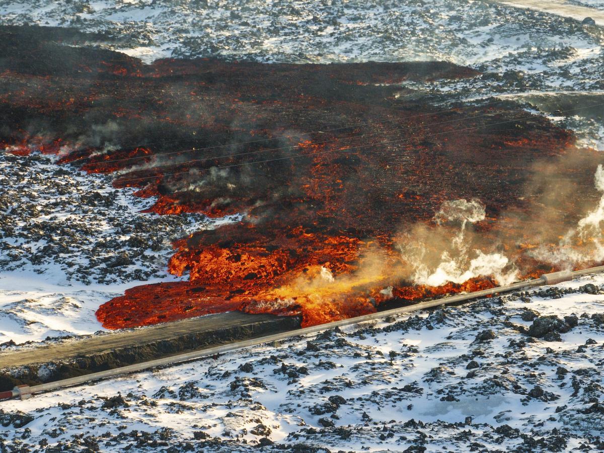 Una erupción volcánica irrumpe al oeste de Islandia