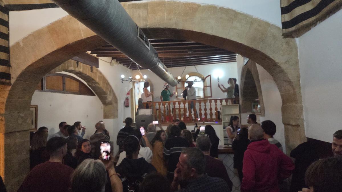 Los clientes obserquiaron de regalos al dueño y al cocinero de la pizzería