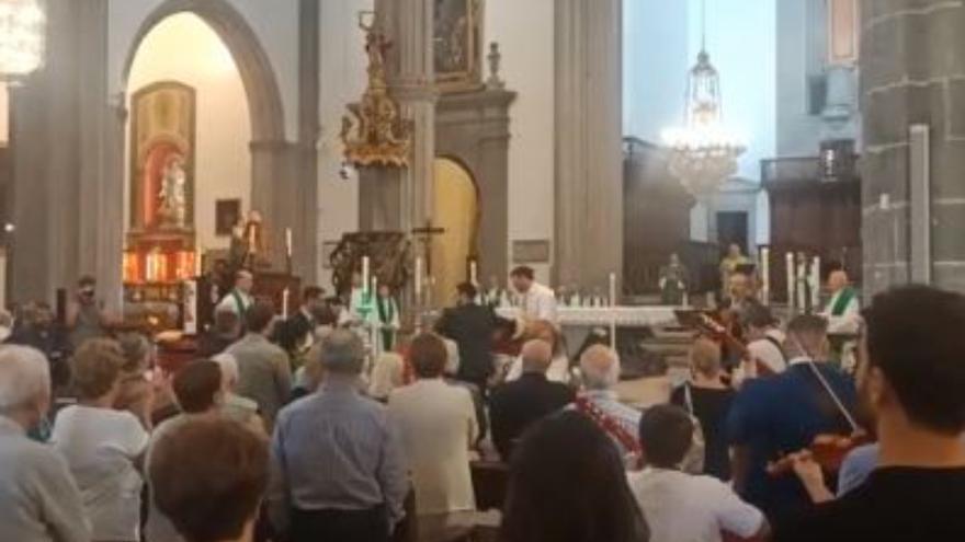 El padre Pedro Fuertes recibe una emotiva despedida en la catedral