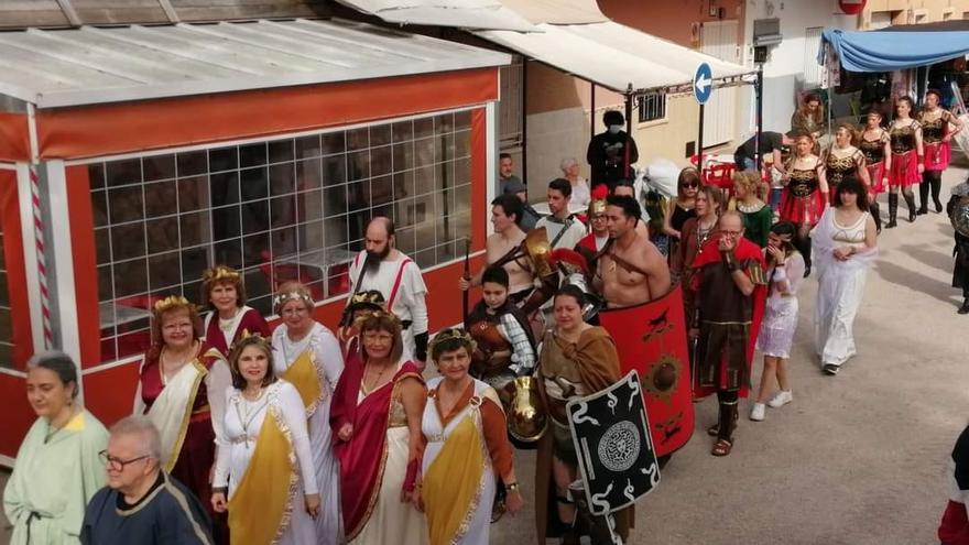 El vecindario, con vestuario típico de la época romana, participó en los desfiles.