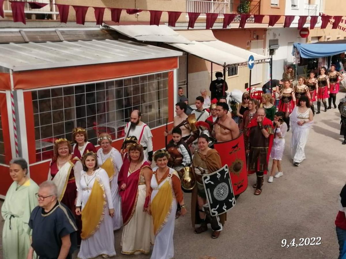 El vecindario, con vestuario típico de la época romana, participó en los desfiles.