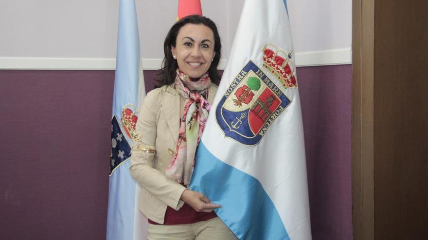 María Ramallo muestra la bandera de Marín. // S.A.