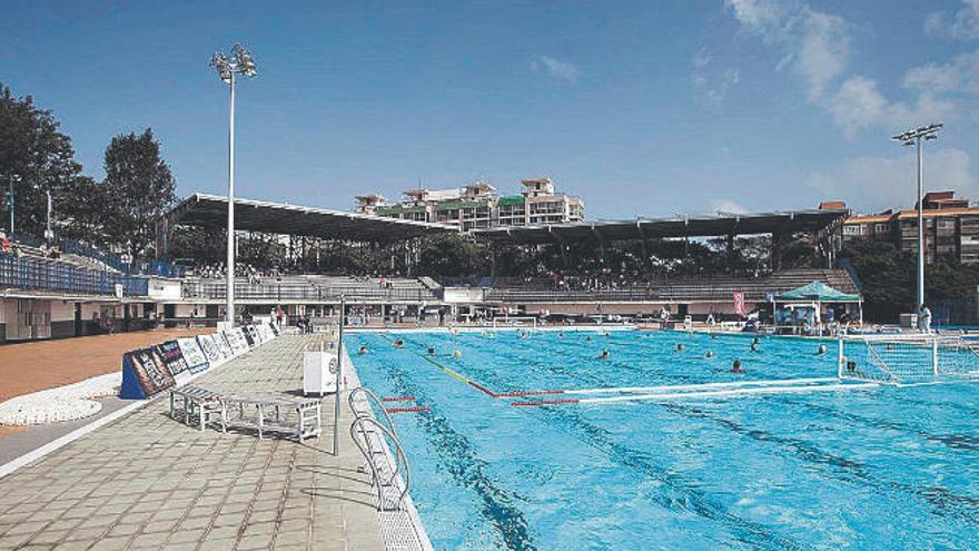 Vista de la piscina Acidalio Lorenzo durante un partido de waterpolo.