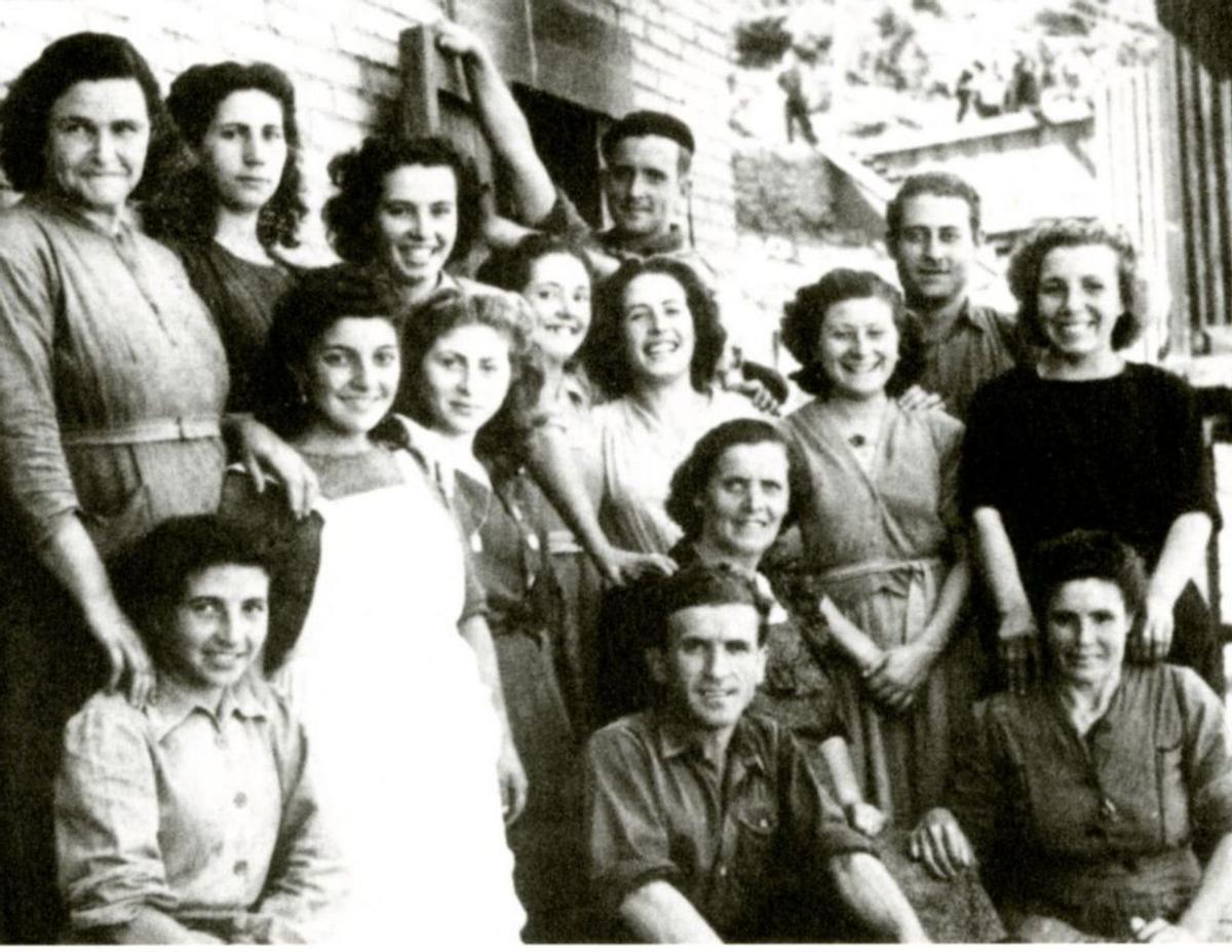 Comitiva que el 15 de abril de 1944  acompañó hasta el cementerio de l’Espà a los muertos en el accidente minero. |