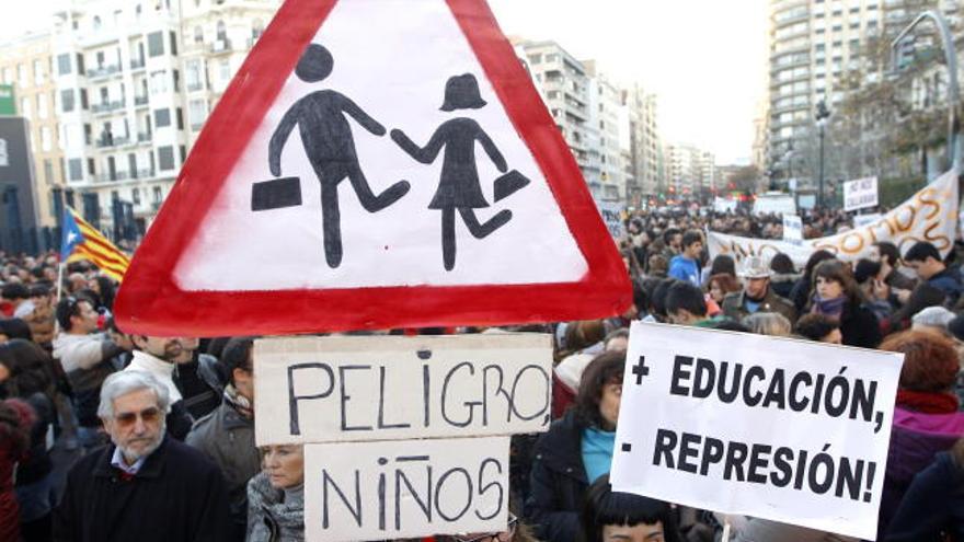 Imagen de la manifestación contra los recortes en educación y en apoyo al instituto valenciano Lluis Vives.