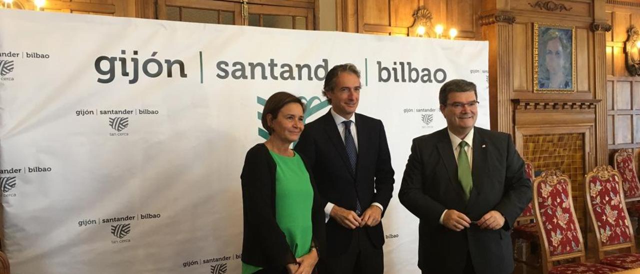Los alcaldes de Gijón, Santander y Bilbao durante la firma del convenio en 2016