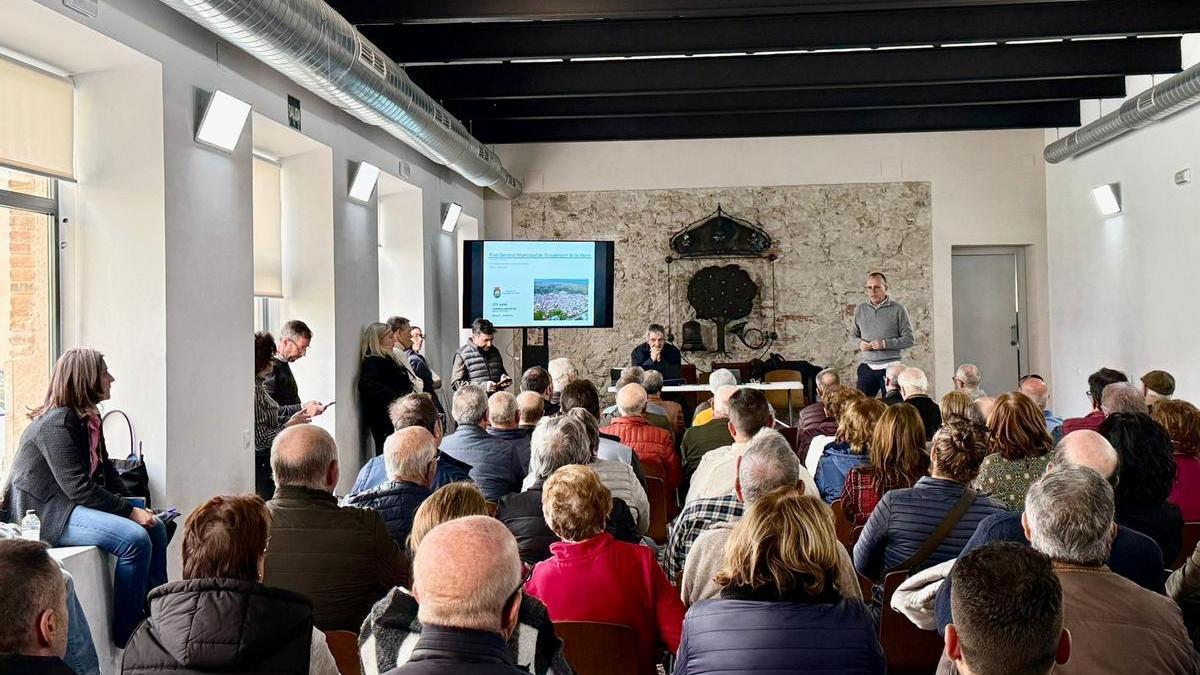 Reunión donde han asistido vecinos de Navalmoral y técnicos para tratar el Plan General.