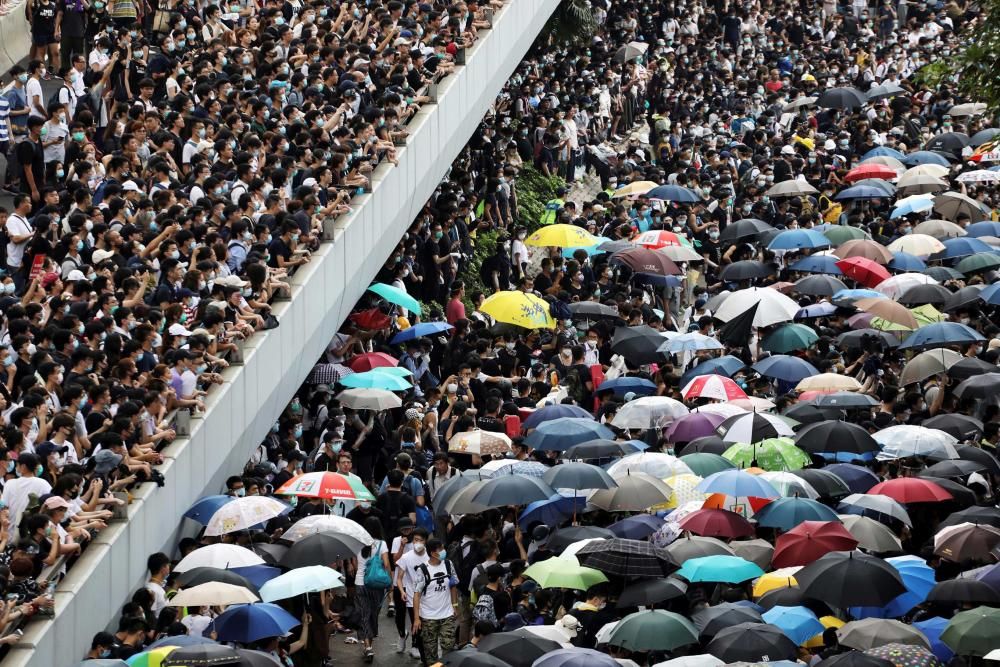 Miles de manifestantes paralizan Hong Kong