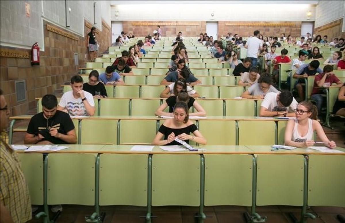 Examen de selectividad el pasado mes de junio en una facultad de la Universidad de Zaragoza.