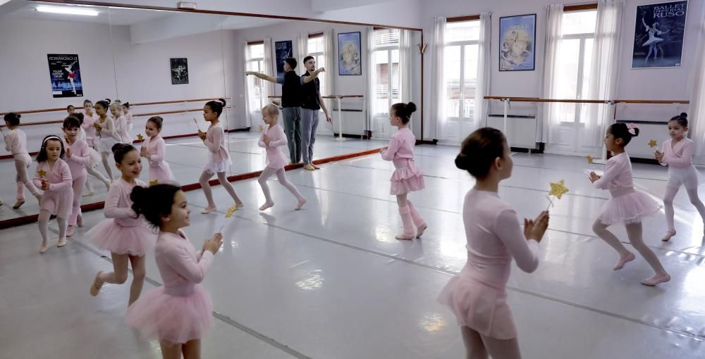 Una treintena de alumnos del conservatorio Copelia, de entre 6 y 14 años, actúan en el famoso ballet de Tchaikovski en la función que el  Ballet Imperial Ruso ofrecerá en Vigo.