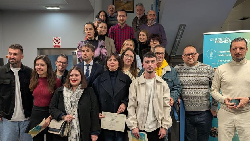 Foto de familia de galardonados, nominados y miembros de la Corporación municipal, tras el acto de entrega de los galardones. | A. F .V.