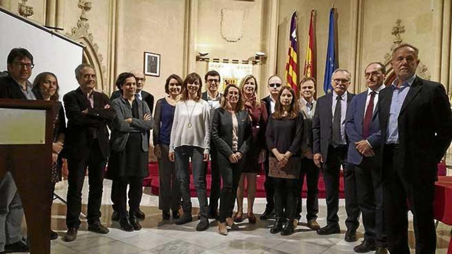 Foto de familia de las autoridades junto a los galardonados.