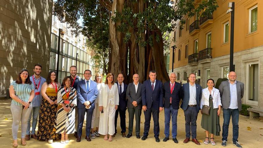 Los representantes de los partidos con la Asociación de Juristas en el patio de las Corts