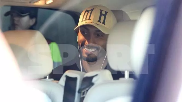 Raphinha vuelve a Barcelona con su familia, a bordo de un jet privado procedente de Portoalegre.