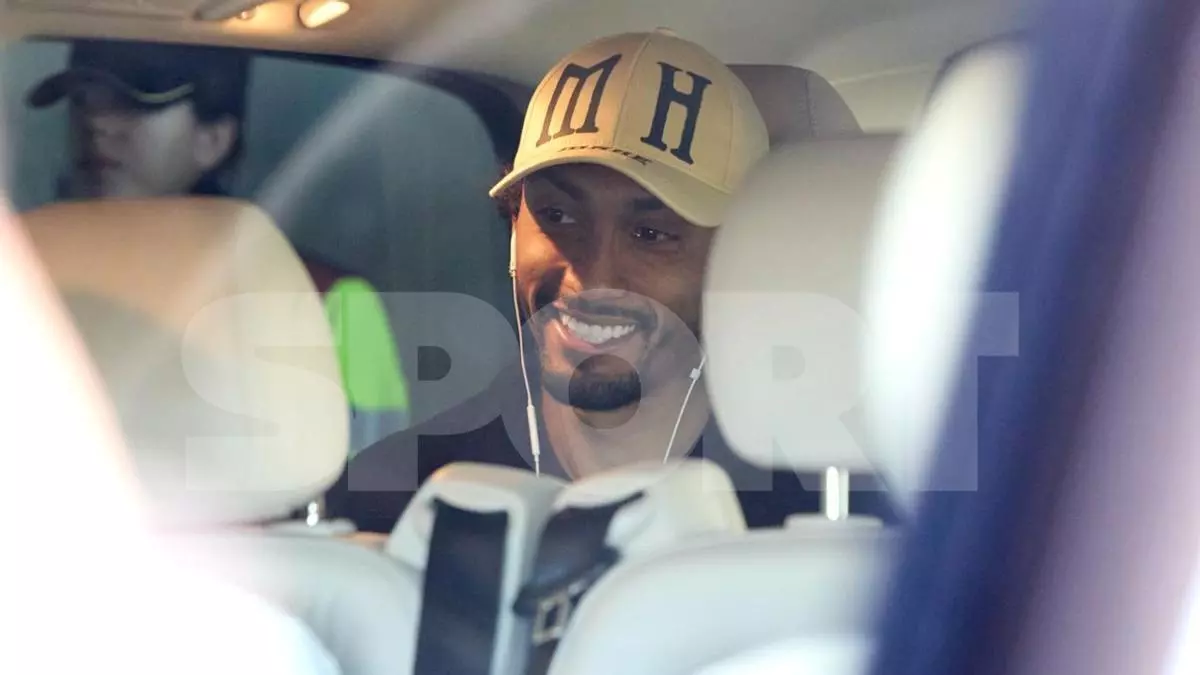 Raphinha vuelve a Barcelona con su familia, a bordo de un jet privado procedente de Portoalegre.