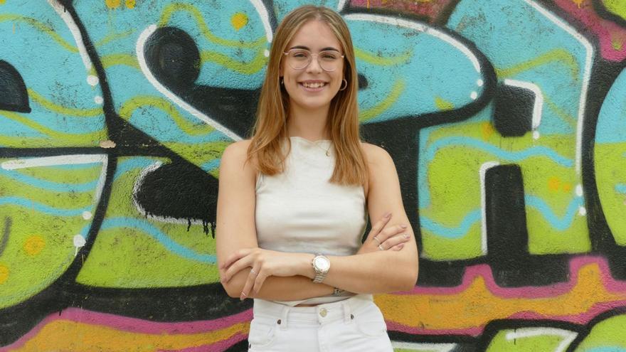 Júlia Ruiz davant un dels grafitis de l’Espai Jove de Vilafant.