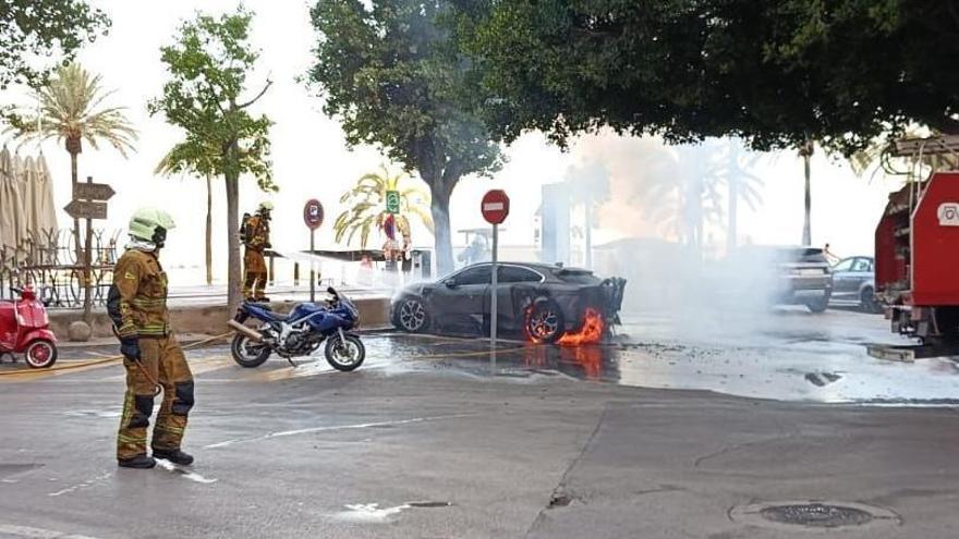 Más de dos horas para sofocar el fuego de un coche eléctrico en la primera línea de s&#039;Arenal de Llucmajor