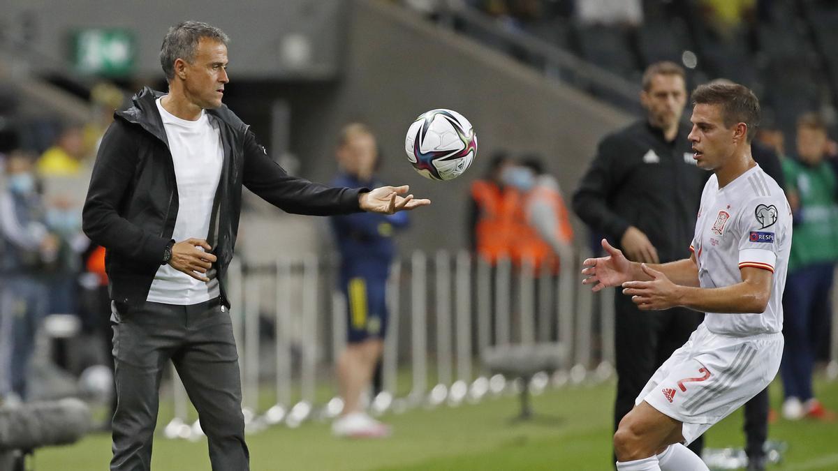 Luis Enrique entrega el balón a Azpilicueta para que saque de banda rápido.