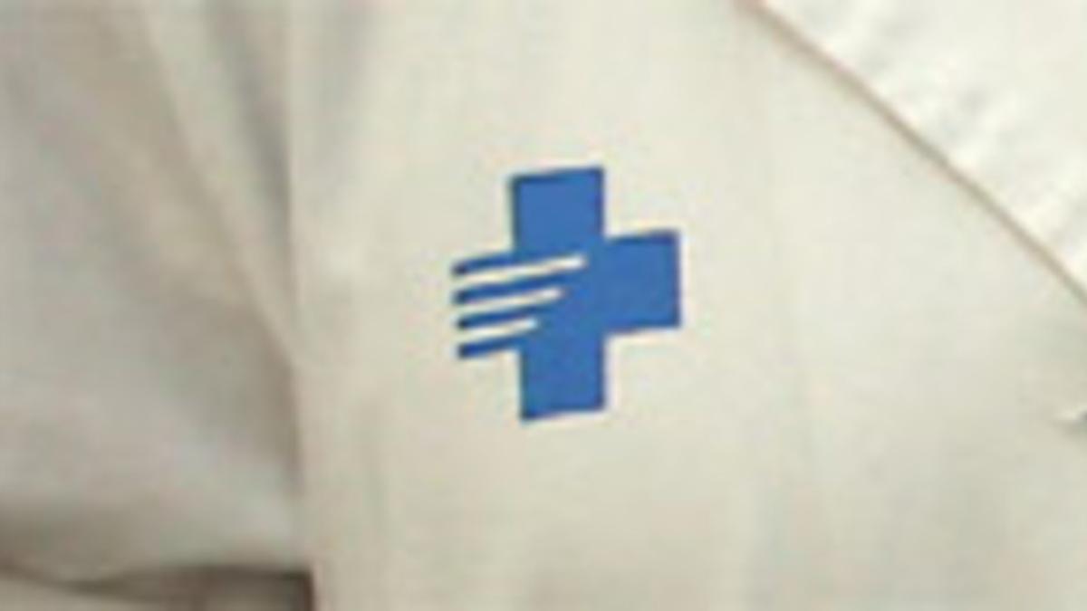 El logotipo del Institut Català de la Salut, sobre la bata de una doctora.