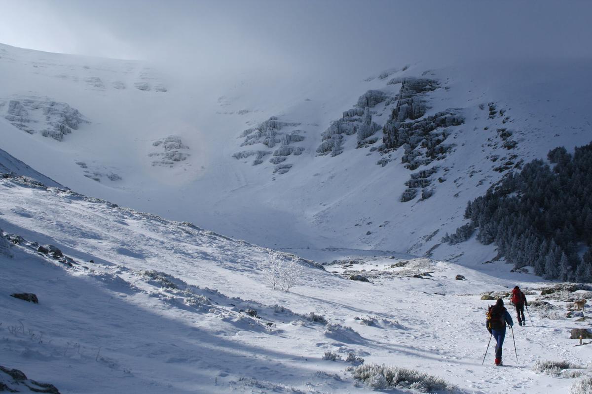Dos alpinistas en una expedición invernal en el Moncayo