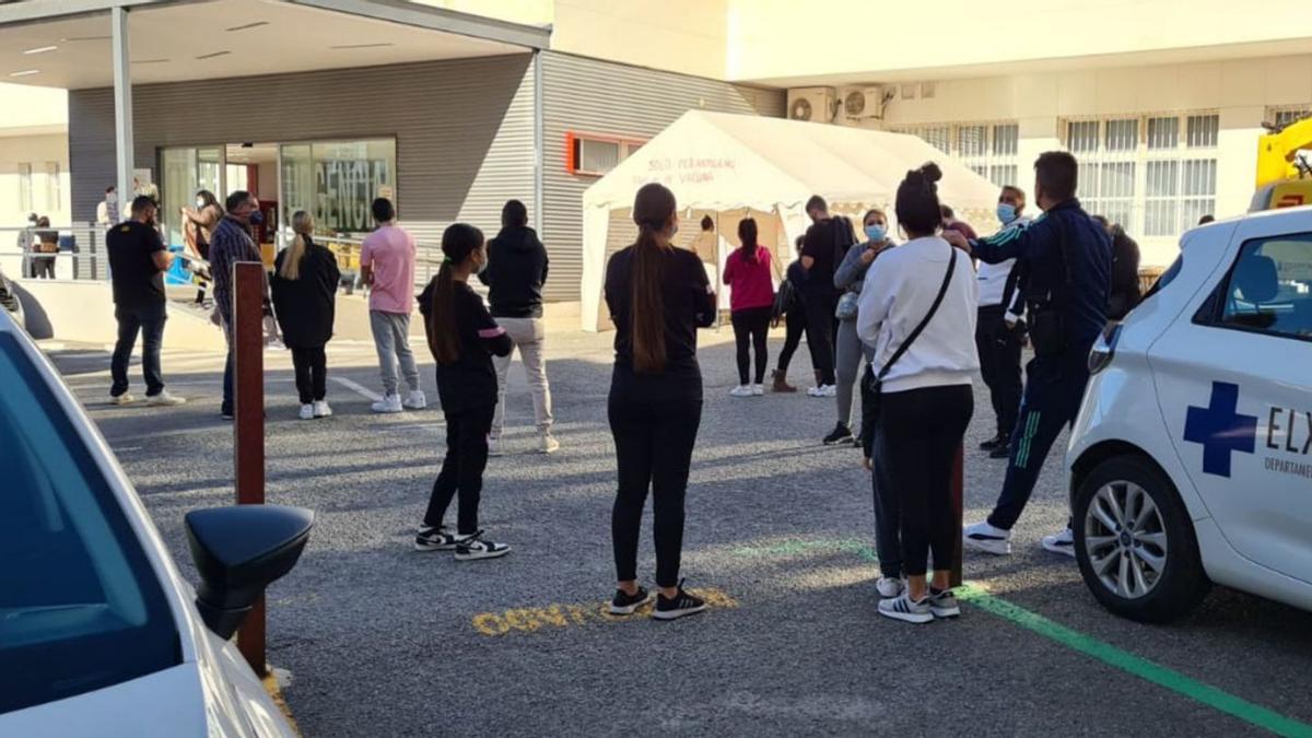 Colas este 29 de diciembre en Elche para entrar a Urgencias del centro de salud de Altabix. | J.R.ESQUINAS