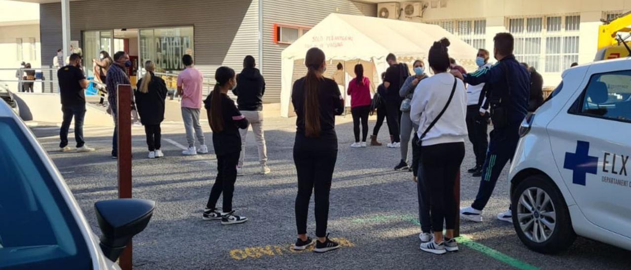 Colas este 29 de diciembre en Elche para entrar a Urgencias del centro de salud de Altabix. | J.R.ESQUINAS